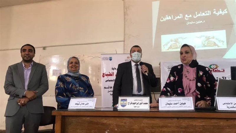 جانب من الندوة عن