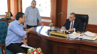 محافظ سوهاج ونائبه والسكرتير المساعد يبحثون مطالب 142 مواطنًا