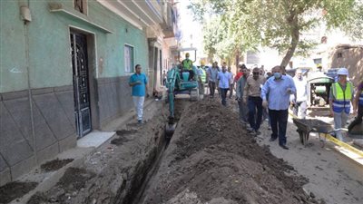 محافظ أسيوط يتفقد أعمال تنفيذ وصلات مياه الشرب والصرف بقريتي بنى شقير وبنى رافع