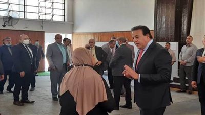 وزير التعليم العالي يتفقد مكتب التنسيق الرئيسي بجامعة عين شمس