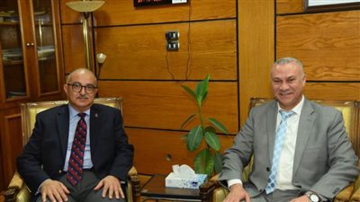 مدير عام هيئة التأمين الصحي يُكرم رئيس جامعة أسيوط