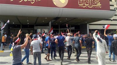 العراق: بدء انسحاب المتظاهرين من مبنى البرلمان والمنطقة الخضراء ببغداد