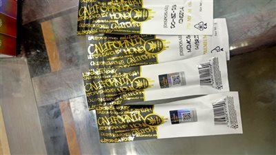 جمارك مطار سوهاج الدولي تحبط محاولة تهريب زيت الماريجوانا في 