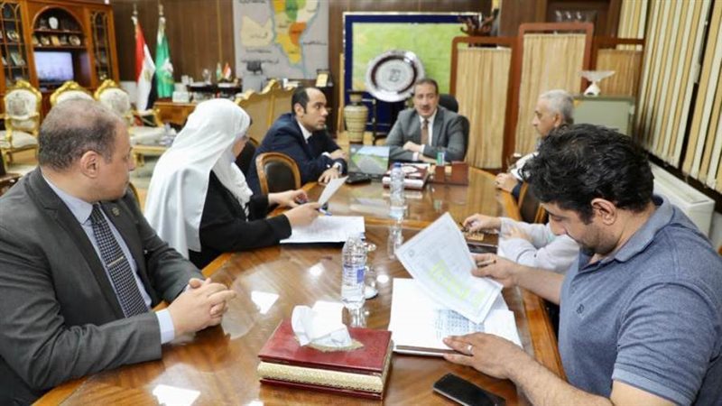 محافظ المنوفية يجتمع