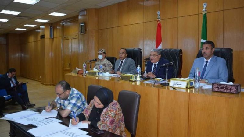 محافظ المنيا خلال