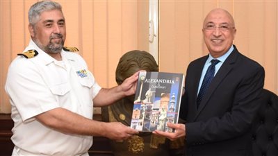 محافظ الإسكندرية يستقبل قبطان السفينة اليونانية إيكاريا