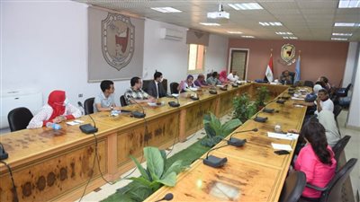 رئيس جامعة سوهاج يناقش محاور الخطة الاستراتيجية لمواجهة التغيرات المناخية بالمحافظة 