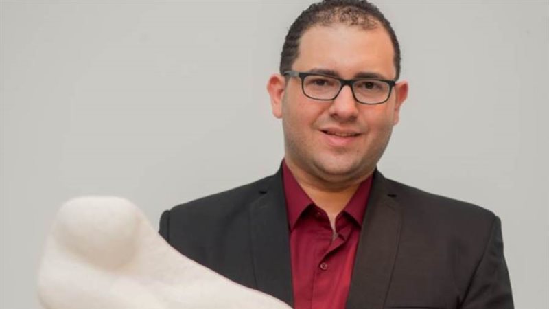 النحات عماد عزت