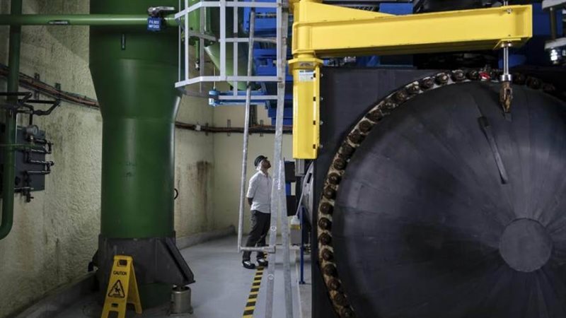 عامل يتفقد آلات نظام