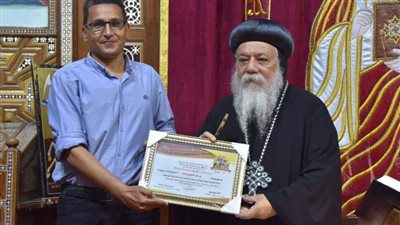 مطران ملوي بالمنيا يكرم مسعفًا لرده 133 ألف جنيه لصاحبها