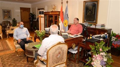 محافظ أسيوط يلتقي بعض رؤساء المراكز لمتابعة مشروعات الخطة الاستثمارية وخطط الرصف