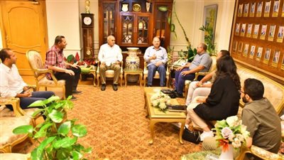 محافظ أسيوط يلتقي مدير مشروعات حياة كريمة بدار الهندسة لمناقشة الموقف التنفيذي للمشروعات