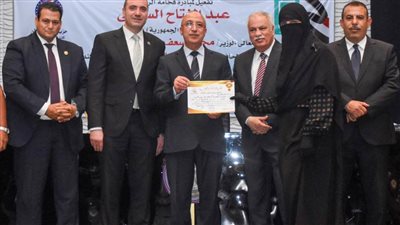 محافظ الإسكندرية يشهد حفل تخريج 10 دفعات من مبادرة حياة كريمة «مهنتك.. مستقبلك».. وتسليم جوائز لأوائل الدفعات