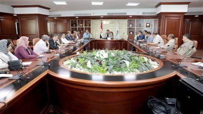 نائب محافظ بني سويف يواصل اجتماعاته لبحث مواجهة التغيرات المناخية