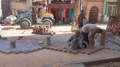 تركيب الإنترلوك بشوارع ضيقة بمدينة القوصية ضمن خطة التطوير والتجميل