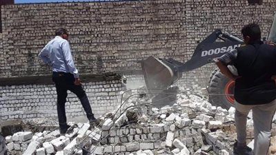 محافظ المنيا: إزالة 34 حالة تعدٍّ بالبناء على الأراضي الزراعية بمغاغة وبني مزار