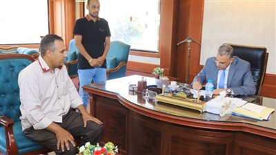 محافظ سوهاج والسكرتير المساعد يلتقون 132 مواطنًا لبحث مطالبهم وحل شكواهم
