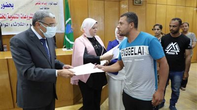 محافظ المنيا يسلم 106 مشروعات تنموية بمختلف المجالات لدعم الشباب والسيدات المعيلات