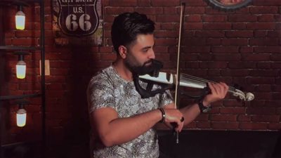 حفل موسيقى لعازف الكمان هشام عامر على مسرح النهر بالساقية