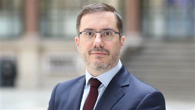 السفير البريطاني لدى العراق يرحب بدعوات الحوار لتجاوز الأزمة السياسية