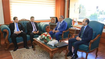 محافظ سوهاج يبحث مع الأطباء البيطريين حل أزمة نقص أعدادهم بالمحافظة