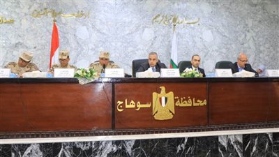 محافظ سوهاج يعقد الاجتماع الدوري لبحث موقف مشروعات المبادرة الرئاسية لتطوير الريف المصري 