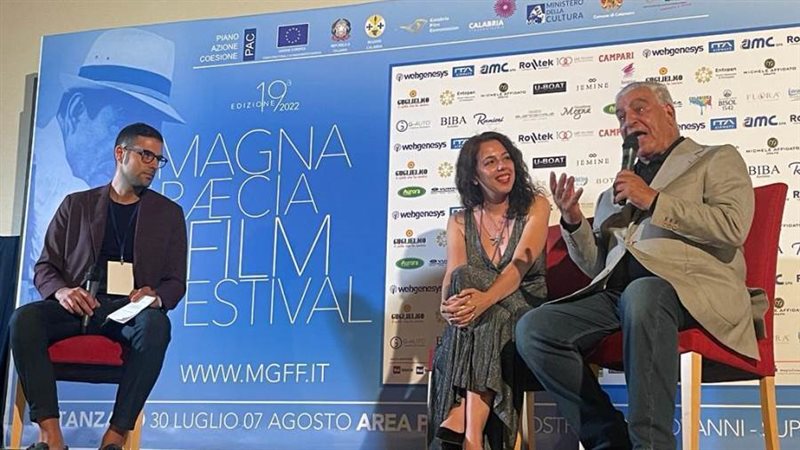 زاهي حواس يعلن كيف