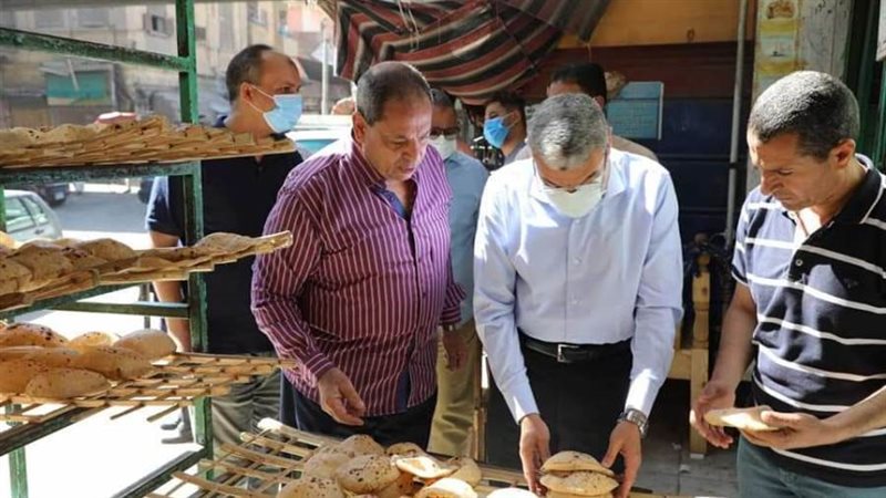محافظ يتفقد المخابز