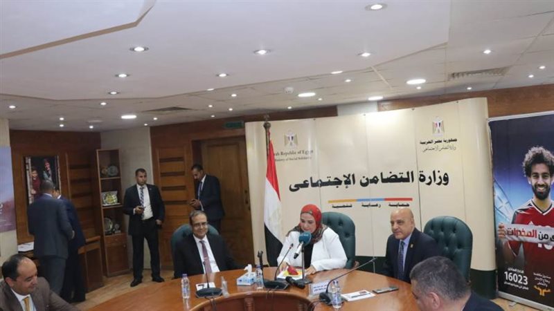 جانب من التوقيع