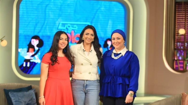 المذيعة تتوسط الأم