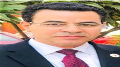 رئيس جامعة سوهاج يهنئ الدكتور محمود عبد العاطي لفوزه بمقعد نائب رئيس الاتحاد الإفريقي للرياضيات لدول شمال إفريقيا