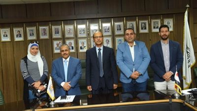 القائم بعمل رئيس جامعة أسيوط يستقبل لجنة من 