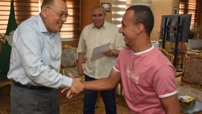 محافظ الشرقية يوفر فرصة عمل بالقطاع الخاص لشاب من ذوي الهمم