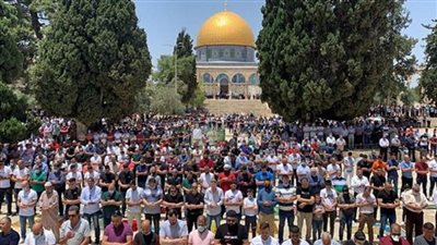 عشرات الآلاف من الفلسطينيين يؤدون صلاة الجمعة في المسجد الأقصى