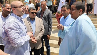  محافظ بني سويف يلتقي المواطنين ويستمع لمطالبهم عقب صلاة الجمعة 