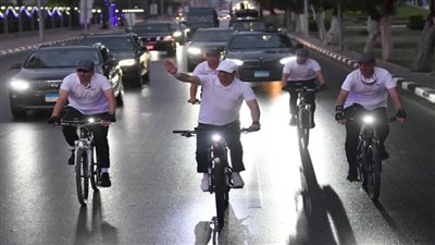 الرئيس السيسي يقوم بتحية المواطنين أثناء توجهه لتفقد الكلية الحربية