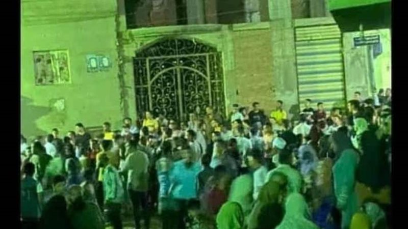 تجمهر المواطنين أمام