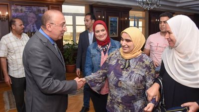 محافظ الإسكندرية يستقبل بمكتبه أوائل الثانوية العامة 