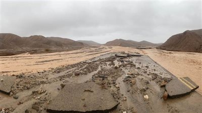 الفيضانات المفاجئة تدفن 60 سيارة ومئات الأشخاص عالقين في وادي الموت الأمريكي