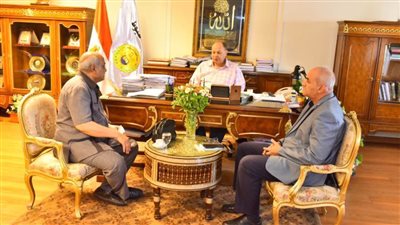 محافظ أسيوط يستعرض الموقف التنفيذي لإنشاء 15 مشروعًا للأسواق ومواقف السيارات ونقاط الإطفاء