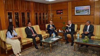 قيادات جامعة أسيوط الحالية والسابقة تلتقي بوفد من الهيئة العربية للتصنيع خلال زيارتهم للجامعة