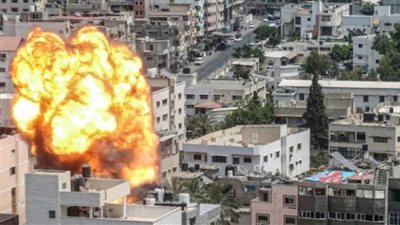 طائرات الاحتلال الإسرائيلي تقصف عمارة سكنية في محيط مجمع الشفاء الطبي غرب غزة