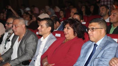 وزيرة الثقافة تسلم شهادات خريجي مبادرة 