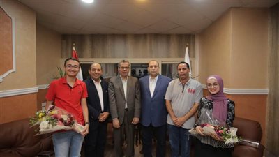 بالورود والهدايا.. الشعب الجمهورى بسوهاج يكرم أوائل الثانوية العامة