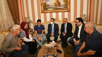 محافظ الغربية يزور أوائل الثانوية العامة بالمحافظة لتهنئتهم