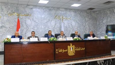 محافظ سوهاج يبحث سبل رفع معدل خدمات تنظيم الأسرة