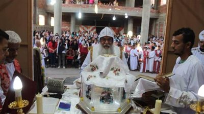بعد بنائها.. أسقف المنيا يصلي القداس الأول بكنيسة السيدة العذراء ببني مهدي