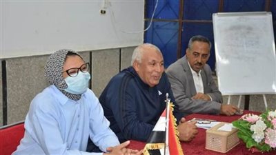  محافظ الوادي الجديد يلتقي منتخب شباب كرة القدم بمركز شباب الخارجة