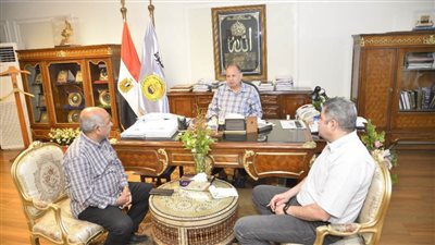 محافظ أسيوط يؤكد على استكمال تنفيذ خطة الرصف ويشدد على تحقيق الاشتراطات والمواصفات الفنية والهندسية