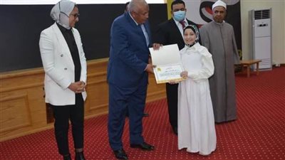 في احتفالية كبرى كرم محافظ الوادي الجديد أوائل الشهادات العامة والأزهرية